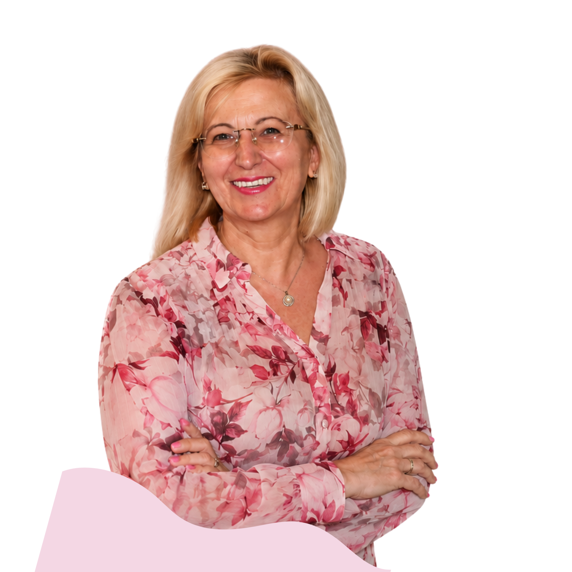 Mosolygó, szemüveges nő virágmintás blúzban, rózsaszín háttér előtt, kerek kivágásban.
